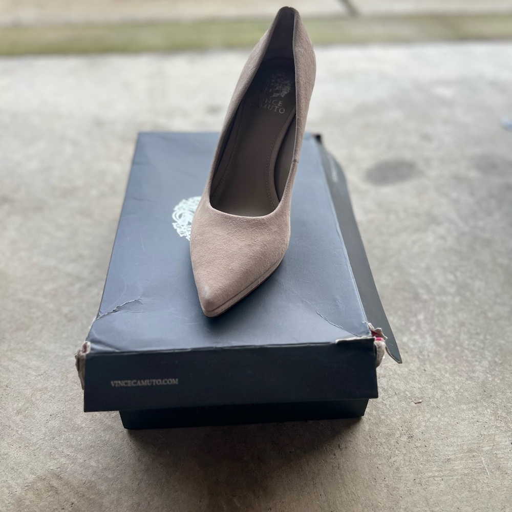 Vince Camuto Tan Heels Elegant Design